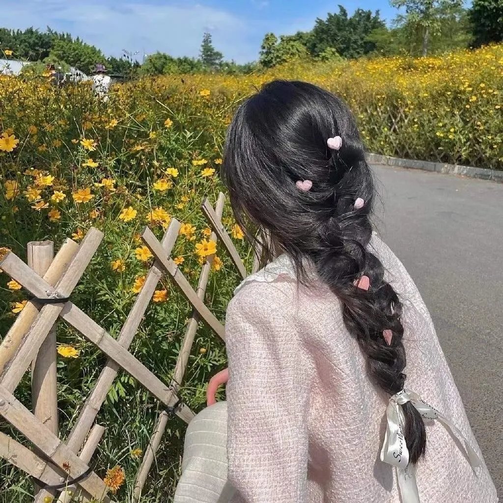 抽象画中的越南少女